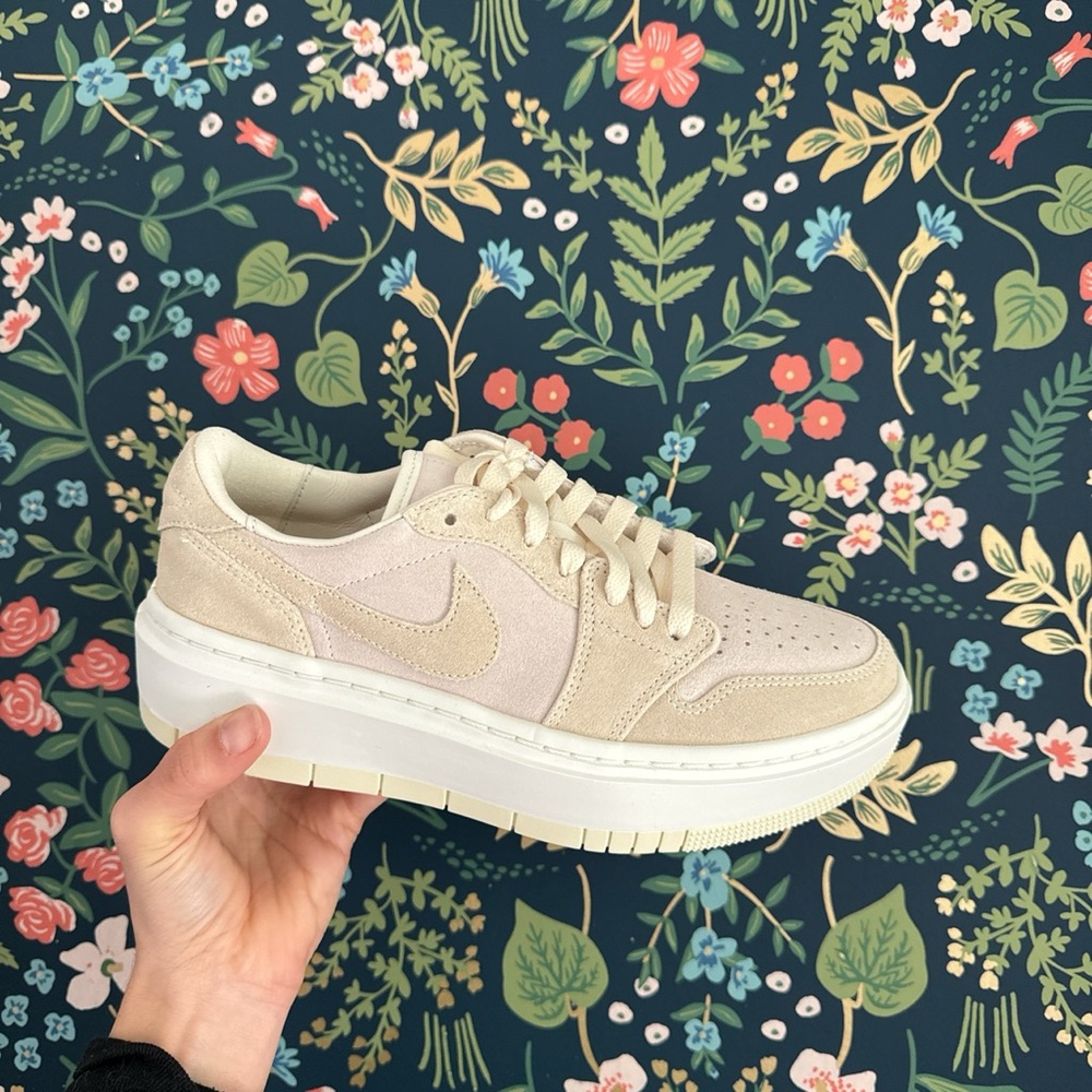 women's nike air jordan elevate low in sail/coconut size 7.5